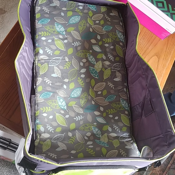 Eddie Bauer Foldable Infant Travel Bed/change tabl - Picture 3 of 5